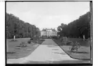 Steninge Slott med parken.
Tvåvånings slottsbyggnad. Baksidan.
Uppland