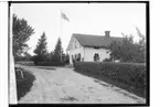 En och en halvplans bostadshus, lanthandel.
Oskar Ingvall