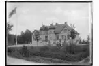 Sköllersta Tingshus, tingsgården, tvåvånings träbyggnad (1907).
Sekelskiftbostad med två torn.