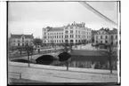 Örebro Hotellet, hotellbyggnad i fyra våningar.
Gamla kvarnen till vänster, restaurang Fenix till höger, Storbron nedanför.