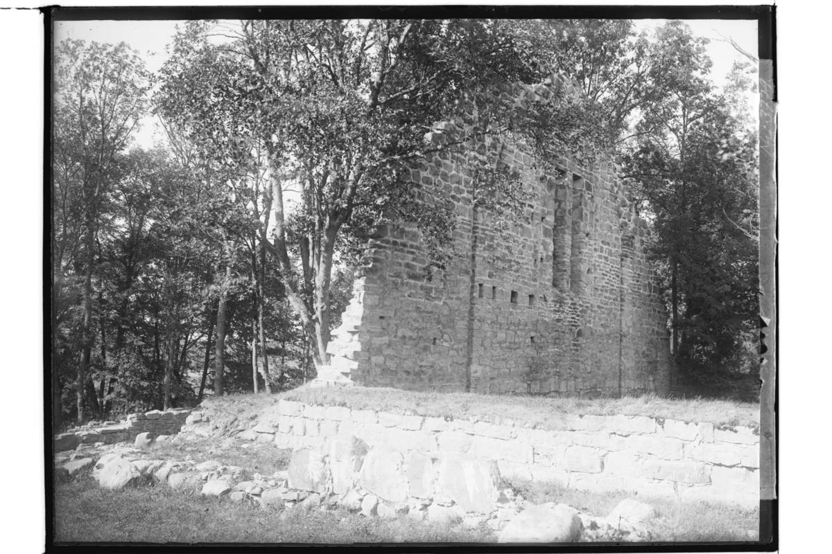 Riseberga klosterruin, söderväggen.
Kapten Linman