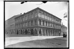 Gustaf Pettersson, klädeshandel.
Trevånings hyreshus, hörnhuset Drottninggatan - Nygatan.