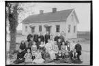 Rinkaby skola, skollärare Beda Kruse och 29 skolbarn. Envånings skolbyggnad. Vänstra delen av byggnaden har varit Poststation från 1958 till 1962, högre delen har varit telestation från 1928 till 1940-talets början. Nuvarande bespisningslokal till skolan i Rinkaby. 
Byggnaden har varit skola fram till 1928.