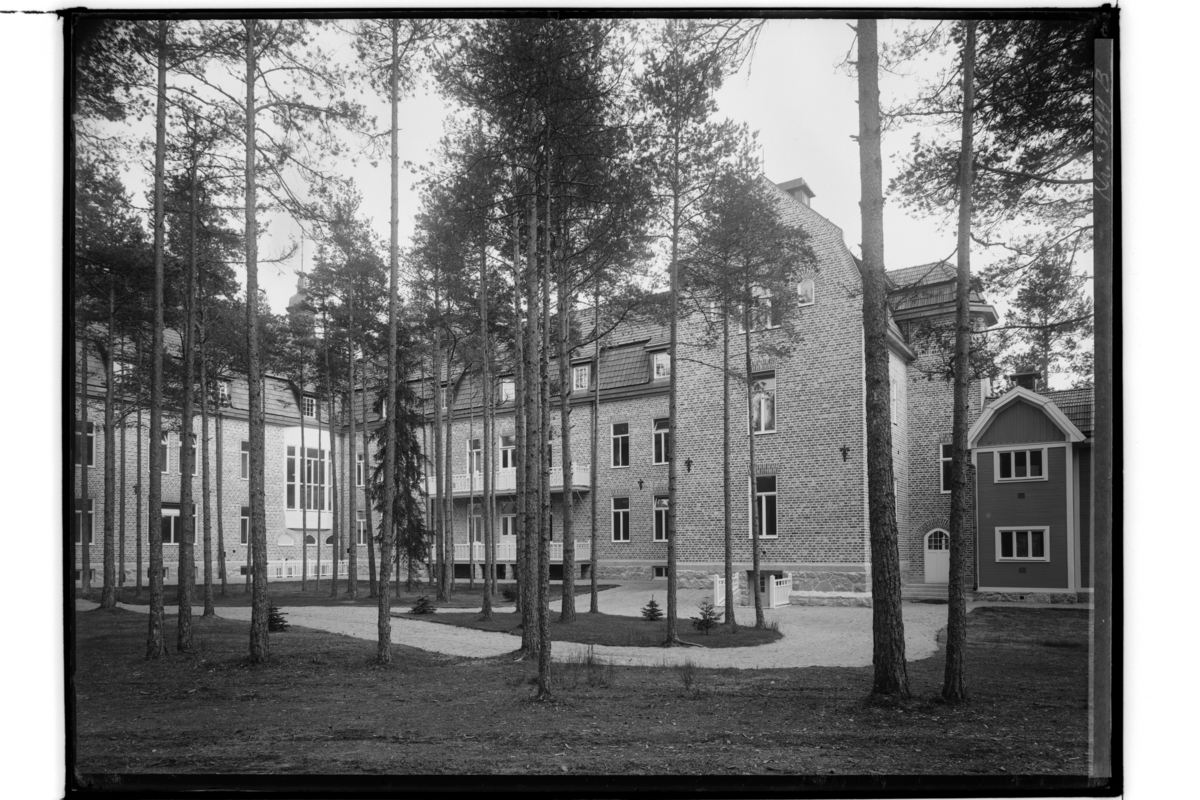 Tuberkolossjukhuset i Adolfsberg, trevånings sjukhusbyggnader i sten.