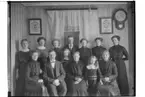 Familjegrupp 13 personer. 
Erik Halldin.
Övre raden från vänster: Valborg Halldin (född 1899), Elvy (när hon flyttade till USA ändrades namnstavningen till Elvi) Halldin (född 1898), Marta Halldin (född 1894), Axel Halldin (född 1887), Anna Halldin (född 1893), Elna Halldin (född 1890), Augusta Pettersson, f. 1871 (syster till barnens mor Alma Halldin).
Nedre raden från vänster: Emilia Halldin (född 1885), Erik Halldin (född 1857. Arbetade som snickare vid pappersbruket i Almby), Elly Halldin (född 1903), Alma Halldin, född Persdotter (född 1864), Ellin Halldin (född 1907), Matilda Persson, född Lindström, f. 1836 (mor till Alma Halldin och Augusta Pettersson).
Detta foto togs år 1913, innan Erik och Alma Halldins döttrar, Anna och Elna (två och tre från höger i övre raden) utvandrade till Aurora, Illinois, USA. Något år efter utvandrade även dottern Elvy (Elvi), två från vänster i övre raden. Flickan stående längst till vänster är Valborg Halldin. Kvinnan längst ned till höger i främre raden är Matilda Persson, född Lindström, mormor till Erik och Alma Halldins barn. Matilda är född 1836 i Arboga landsförsamling. Familjerna i USA och Sverige har alltid hållit kontakten.
Fastigheten som familjen bodde i hette Almsätra och låg på Hagvägen 8, Almby. Fastigheten såldes 1973 och hade inte bebotts sedan mitten av 1960 talet. På tomten fanns senare tre villor (år 2016). Den sista som var fast boende i huset var sannolikt Marta Halldin som 1967 flyttade till Oxhagen.