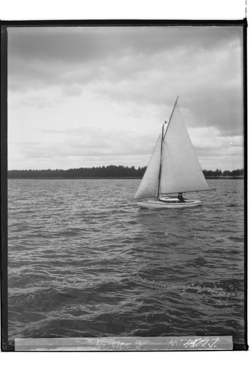 Segelsällskapet Hjälmaren.
Lennströms segelbåt 'Ester'.