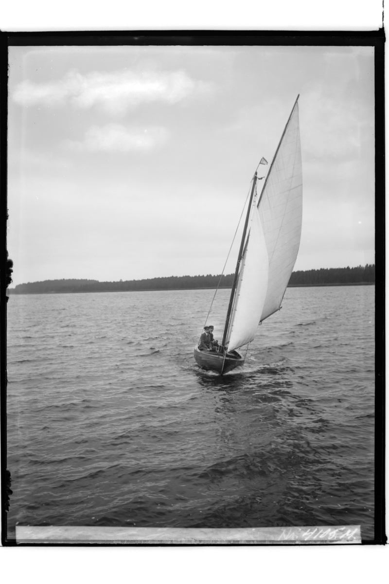 Segelsällskapet Hjälmaren.
Emil Landins segelbåt 'Gunvor'.