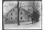 Tingshuset, tvåvånings stenhus, tagit från gatan. Bilden visar huset på Olaigatan 34. 
Arkitekt Karl Nissen, Drottninggatan 3, Örebro.