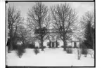 Ullavi gård, tvåvånings bostadshus med balkong.
Fru Beda Nordensköld.
Plåten är omvänd, fotograferad från glassidan.