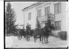 Ullavi gård, tvåvånings bostadshus med balkong.
Två hästar spända för droska och kusk.
Fru Beda Nordensköld.