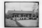 Almby kyrkskola, skolbyggnad, skolbarn.
Folkskollärare C.G. Wistrand.