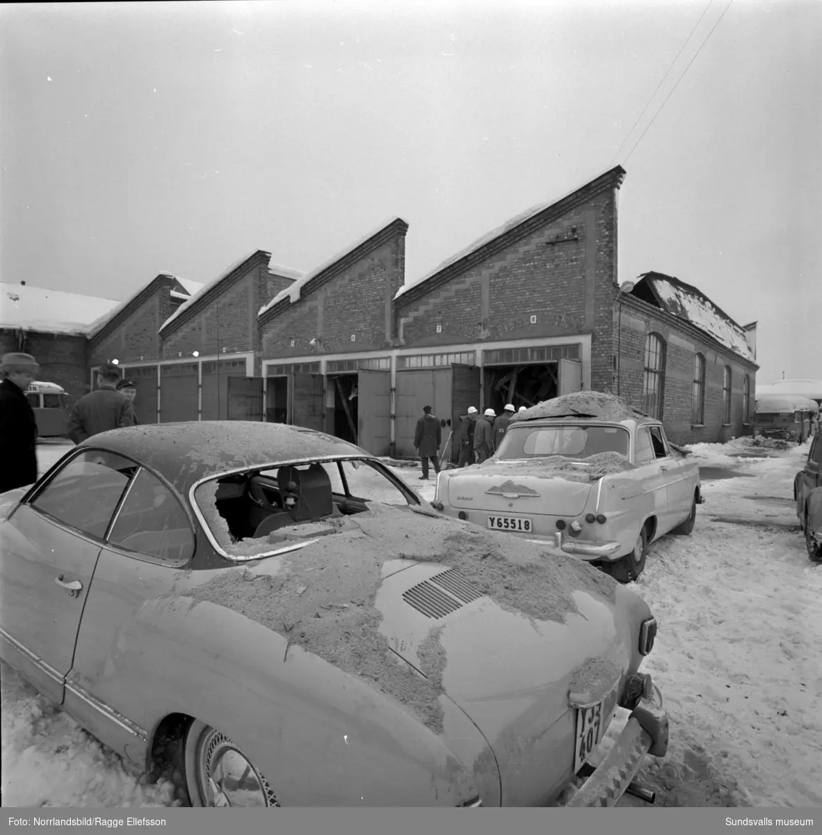 En tidig morgon i slutet av december 1965 blev snömassornas tyngd för mycket för taket på stadens bussgarage vid Landsvägsallén. Lyckligtvis hade de 30-talet bussförarna precis hunnit iväg för att påbörja dagens körningar då taket till de tidigare spårvagnsstallarna rasade samman. Chaufförerna hade dock parkerat sina privata bilar i garaget så de materiella skadorna blev stora. En buss och tre personbilar totalförstördes och ytterligare ett tiotal bilar skadades. Två av garagelängorna fick rivas helt medan de två vänstra finns kvar än i dag (2017).