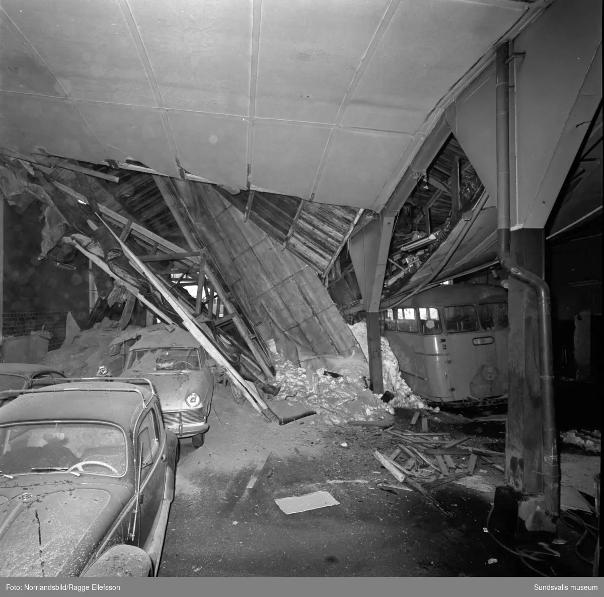 En tidig morgon i slutet av december 1965 blev snömassornas tyngd för mycket för taket på stadens bussgarage vid Landsvägsallén. Lyckligtvis hade de 30-talet bussförarna precis hunnit iväg för att påbörja dagens körningar då taket till de tidigare spårvagnsstallarna rasade samman. Chaufförerna hade dock parkerat sina privata bilar i garaget så de materiella skadorna blev stora. En buss och tre personbilar totalförstördes och ytterligare ett tiotal bilar skadades. Två av garagelängorna fick rivas helt medan de två vänstra finns kvar än i dag (2017).