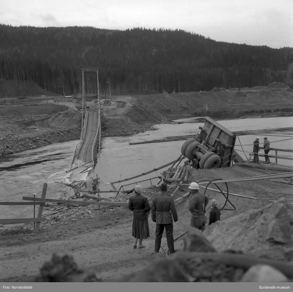 Hängbron över Indalsälven i Järkvissle, som byggts i samband med kraftverksbygget, blev påkörd av en truck och rasade ner i älven hösten 1958. Trucken blev hängande över kanten på den norra sidan men lyckligtvis skadades ingen allvarligt vid raset. Kraftverksbygget var nästan klart och bron skulle enligt planerna rivas några veckor senare.