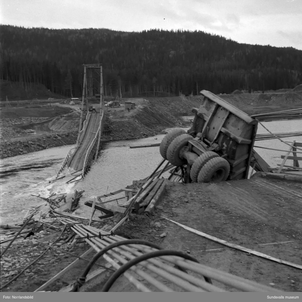 Hängbron över Indalsälven i Järkvissle, som byggts i samband med kraftverksbygget, blev påkörd av en truck och rasade ner i älven hösten 1958. Trucken blev hängande över kanten på den norra sidan men lyckligtvis skadades ingen allvarligt vid raset. Kraftverksbygget var nästan klart och bron skulle enligt planerna rivas några veckor senare.