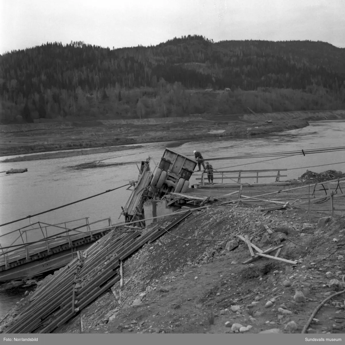 Hängbron över Indalsälven i Järkvissle, som byggts i samband med kraftverksbygget, blev påkörd av en truck och rasade ner i älven hösten 1958. Trucken blev hängande över kanten på den norra sidan men lyckligtvis skadades ingen allvarligt vid raset. Kraftverksbygget var nästan klart och bron skulle enligt planerna rivas några veckor senare.