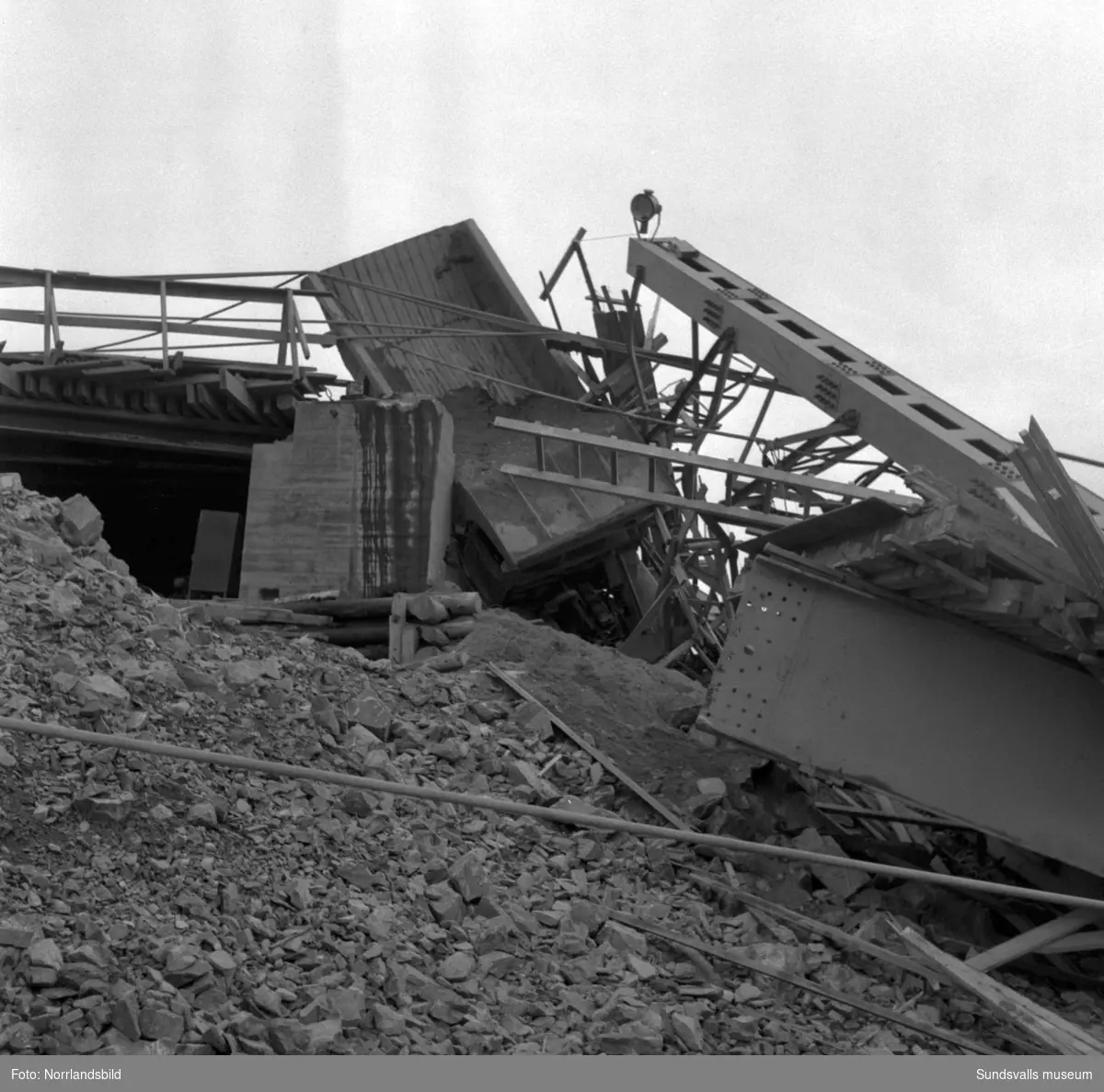 Hängbron över Indalsälven i Järkvissle, som byggts i samband med kraftverksbygget, blev påkörd av en truck och rasade ner i älven hösten 1958. Trucken blev hängande över kanten på den norra sidan men lyckligtvis skadades ingen allvarligt vid raset. Kraftverksbygget var nästan klart och bron skulle enligt planerna rivas några veckor senare.