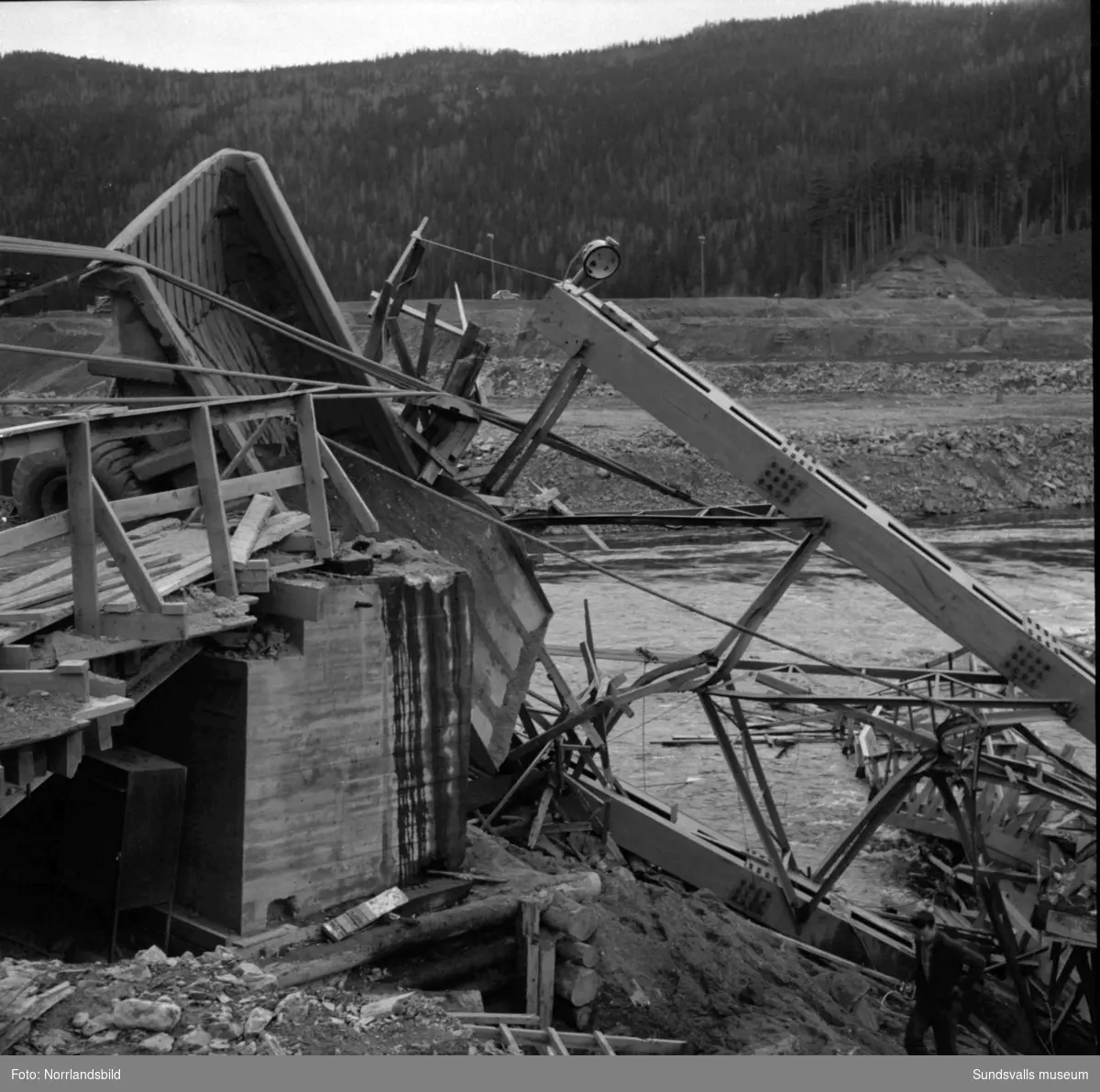 Hängbron över Indalsälven i Järkvissle, som byggts i samband med kraftverksbygget, blev påkörd av en truck och rasade ner i älven hösten 1958. Trucken blev hängande över kanten på den norra sidan men lyckligtvis skadades ingen allvarligt vid raset. Kraftverksbygget var nästan klart och bron skulle enligt planerna rivas några veckor senare.