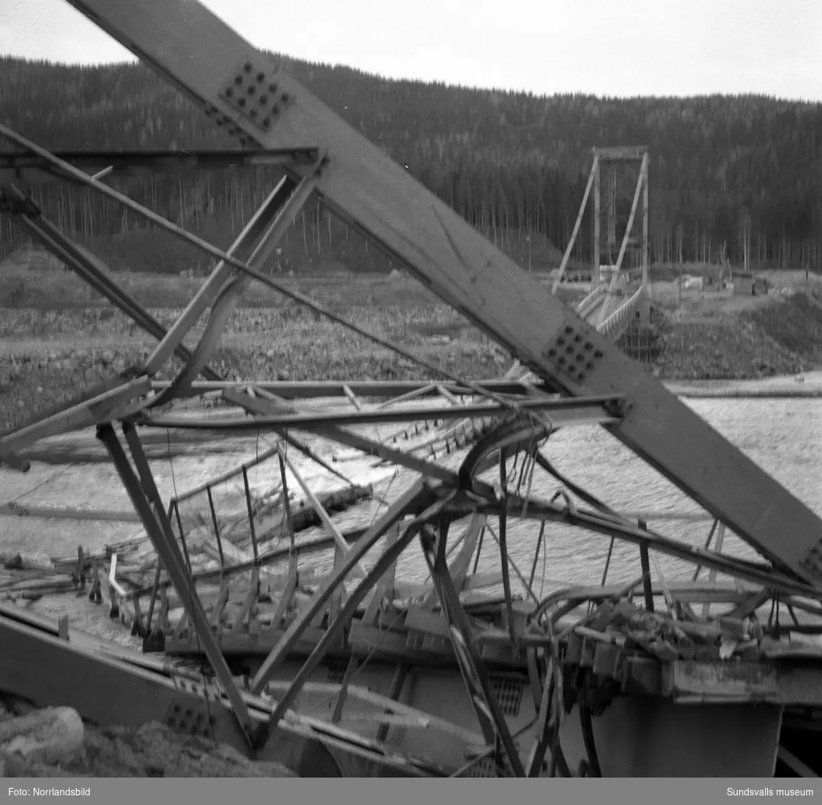 Hängbron över Indalsälven i Järkvissle, som byggts i samband med kraftverksbygget, blev påkörd av en truck och rasade ner i älven hösten 1958. Trucken blev hängande över kanten på den norra sidan men lyckligtvis skadades ingen allvarligt vid raset. Kraftverksbygget var nästan klart och bron skulle enligt planerna rivas några veckor senare.