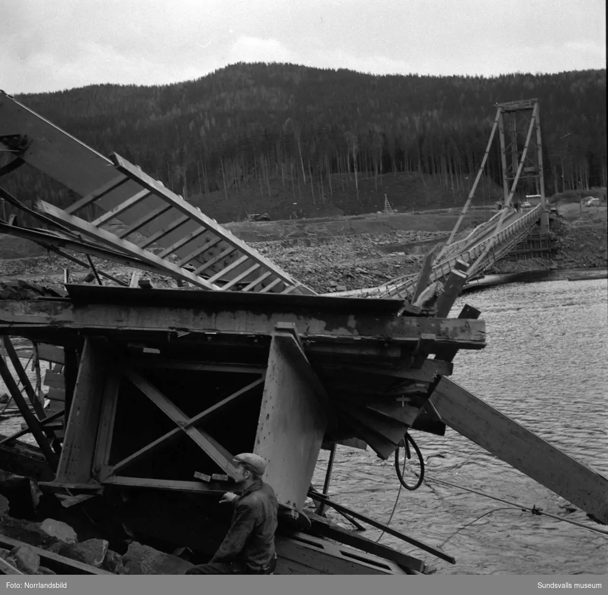 Hängbron över Indalsälven i Järkvissle, som byggts i samband med kraftverksbygget, blev påkörd av en truck och rasade ner i älven hösten 1958. Trucken blev hängande över kanten på den norra sidan men lyckligtvis skadades ingen allvarligt vid raset. Kraftverksbygget var nästan klart och bron skulle enligt planerna rivas några veckor senare.