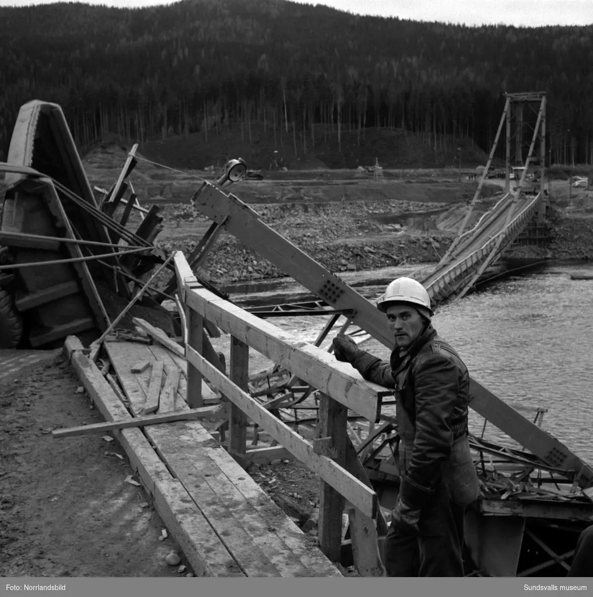 Hängbron över Indalsälven i Järkvissle, som byggts i samband med kraftverksbygget, blev påkörd av en truck och rasade ner i älven hösten 1958. Trucken blev hängande över kanten på den norra sidan men lyckligtvis skadades ingen allvarligt vid raset. Kraftverksbygget var nästan klart och bron skulle enligt planerna rivas några veckor senare.