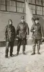 En gruppbild med soldater som deltog i vinterövning vid Göta livgardes stridsvagnsbataljon år 1929. Från vänster: Erik de Maré Dalregementet I 13, Christer Wahlgren, Göta Livgarde I 2 och Per Kellin, Södermanlands regemente I 10.