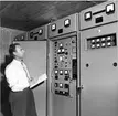 FM-TV-stationen på Billingen, Skövde, mitten av 1950-talet. Hörde från början till ansvarsområdet för Karlsborgs radiostation. Radiokommisarie Uno Nyström, Varbergs radiosektion kontrollerar inställningar.