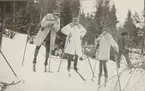 Officerare på skidor framför en stridsvagn m/1921 (eller 1921-1929). En soldat i bakgrunden visar vägen för stridsvagnen.