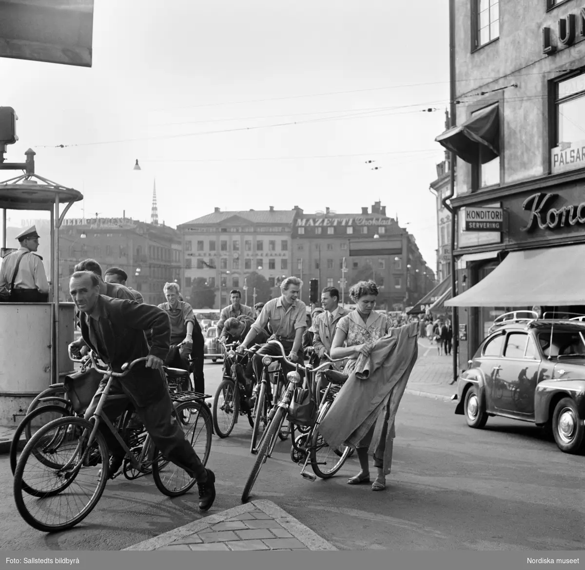 ”Cyklister vid Slussen.” Stockholm.