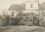 Gruppfoto med soldater från Göta livgarde I 2 framför ett trähus.