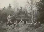 Gruppfoto av soldater från Göta livgarde I 2 i skogen.