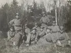 Gruppfoto av soldater från Göta livgarde I 2 i skogen.