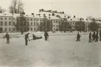 Snöskottning utanför Militärhögskolan Karlberg.