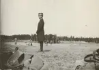 Lärare vid officerskursen 1916-1917 på Militärhögskolan Karlberg. I bakrunden soldater vid skjutfält.