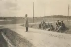 Elever från officerskursen 1916-1917 på Militärhögskolan Karlberg vilar vid vägkorsning.