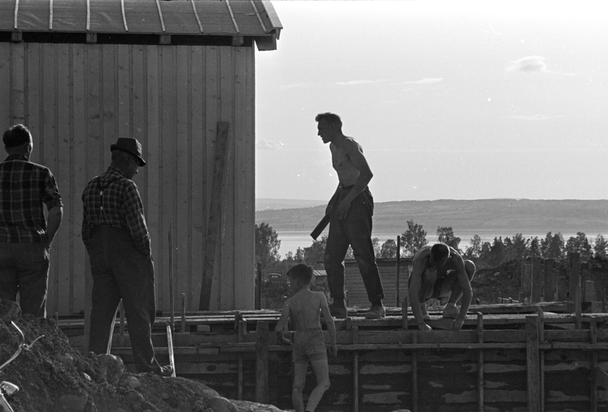 Husbygging, forskaling, grunnmur,ukjent sted. (Moe Pettersen)