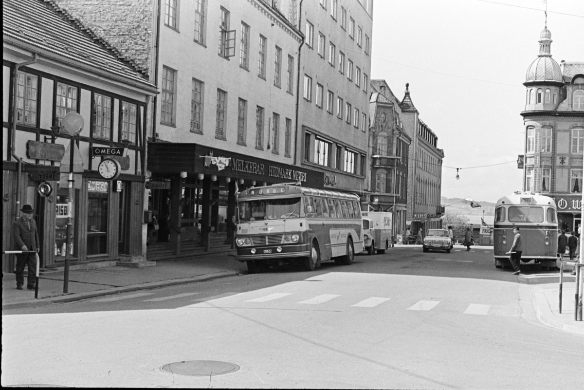 Buss, Sãffle Resa Service, S-180, parkert utenfor Is og Melkebaren i Vangsvegen, Hamar.