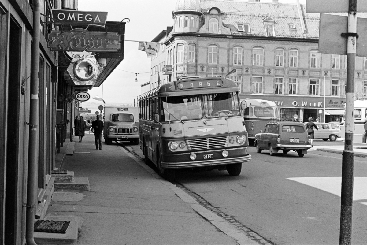 Buss, Sãffle Resa Service, S-180, parkert utenfor Is og Melkebaren i Vangsvegen, Hamar.