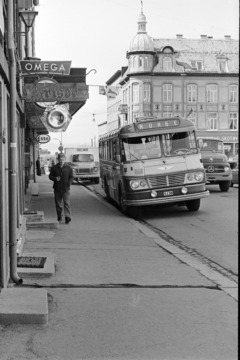 Buss, Sãffle Resa Service, S-180, parkert utenfor Is og Melkebaren i Vangsvegen, Hamar.