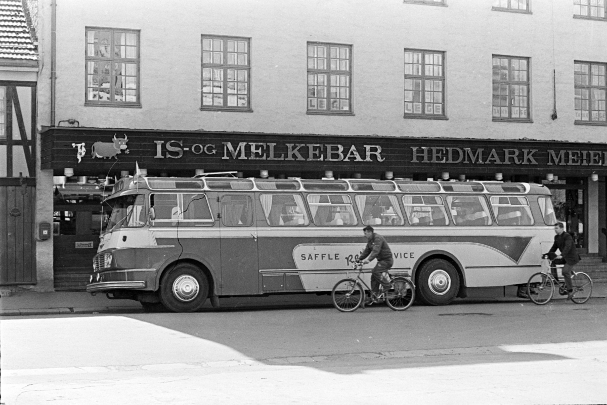 Buss, Sãffle Resa Service, S-180, parkert utenfor Is og Melkebaren i Vangsvegen, Hamar.