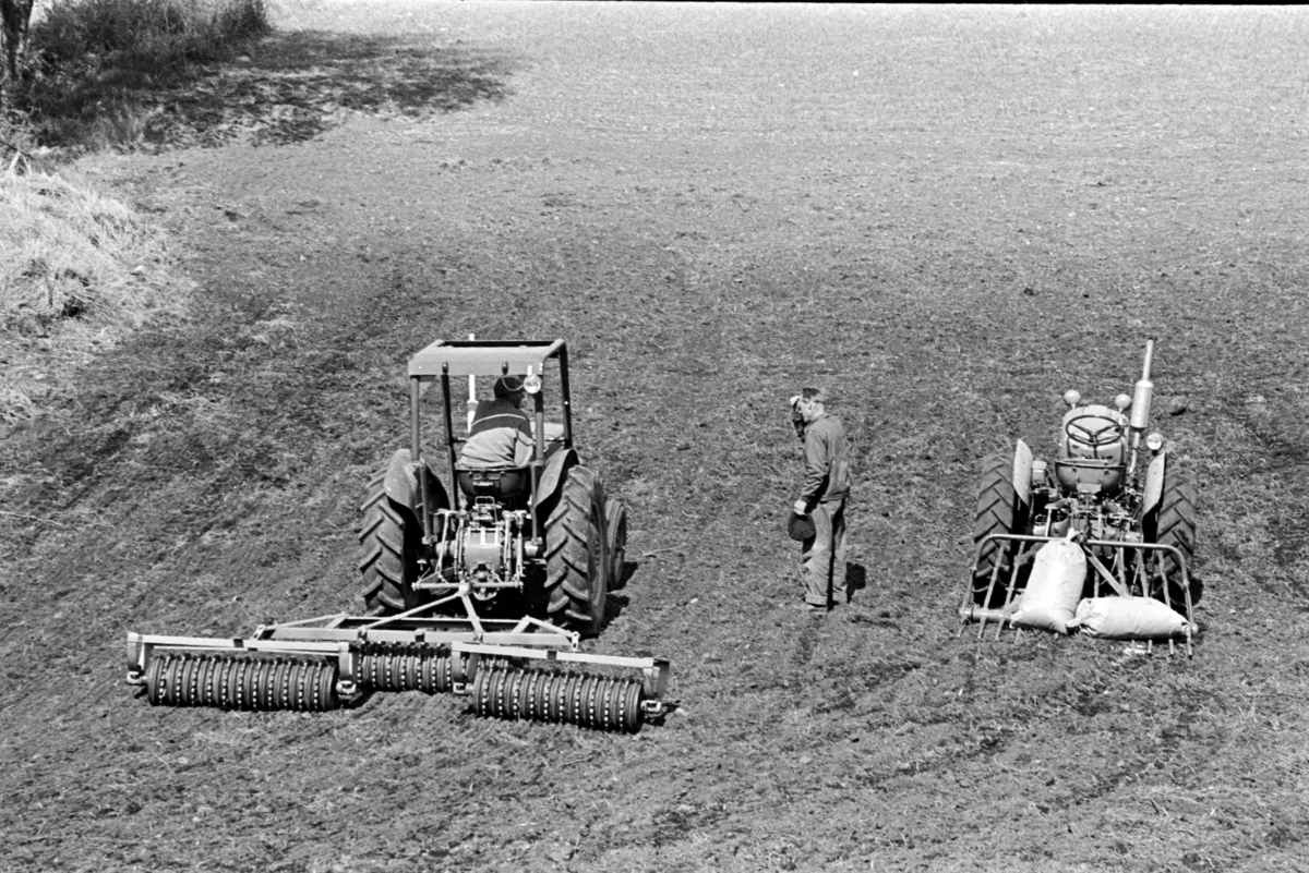 Sælid gard, våronn,traktor. Vang H. 