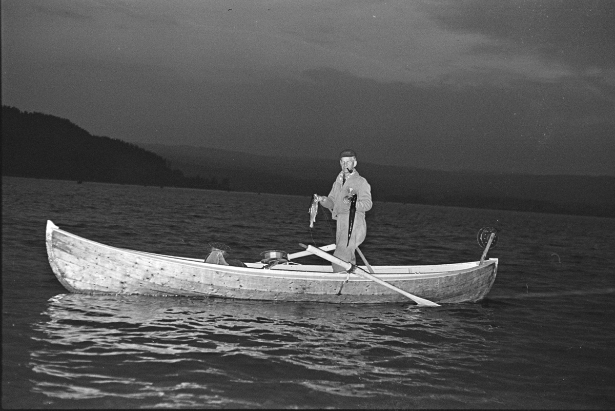 Mjøsfiske,dreggefiske,mjøsørret,  robåt, Furnesfjorden. Ole Birkely.