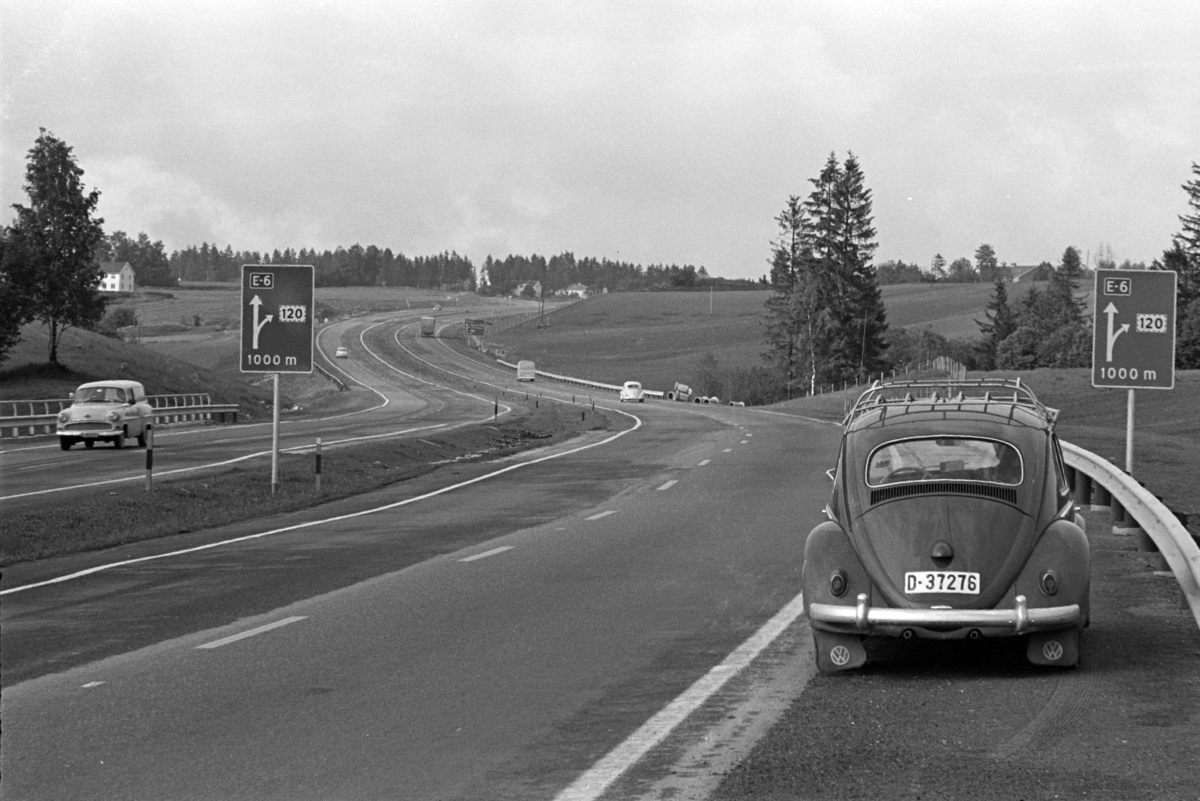E 6, ny 4-felts Europavei,  biltrafikk, motorvei, Volkswagen, "Folkevogn" D-37276. Mellom Hvam og Skedsmovollen i Skedsmo.