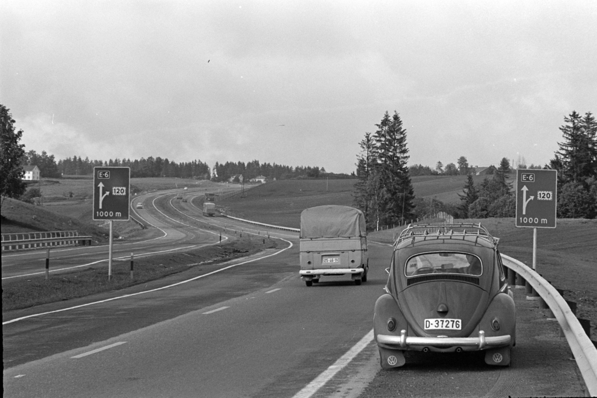 E 6, ny 4-felts Europavei,  biltrafikk, motorvei, Volkswagen, "Folkevogn" D-37276. Mellom Hvam og Skedsmovollen i Skedsmo.