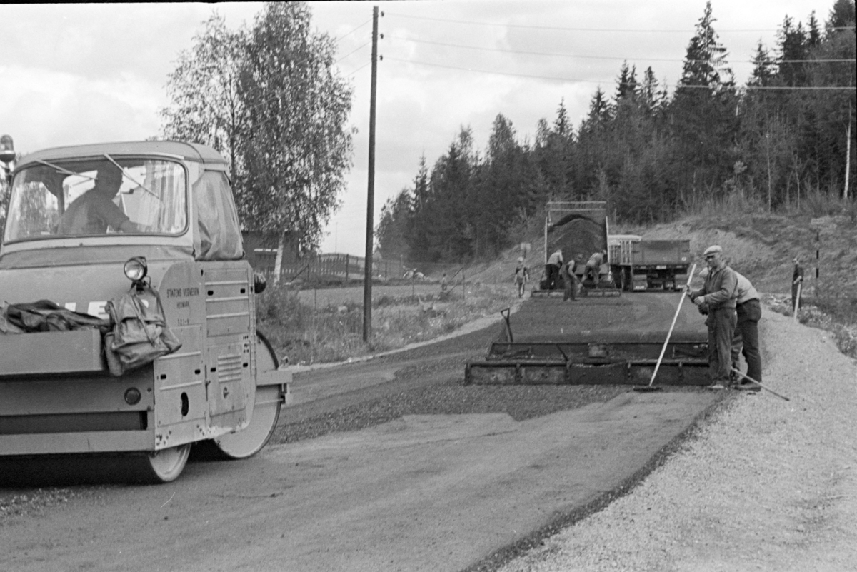 Kvarbergsvika, vegarbeid, oljegrus,vegarbeidere, Brumunddal,