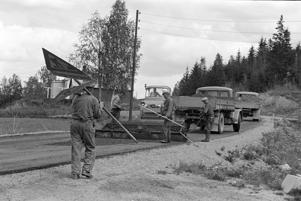 Kvarbergsvika, vegarbeid, oljegrus,vegarbeidere, Brumunddal, lastebiler, skilt, "Oljegrusarbeid"