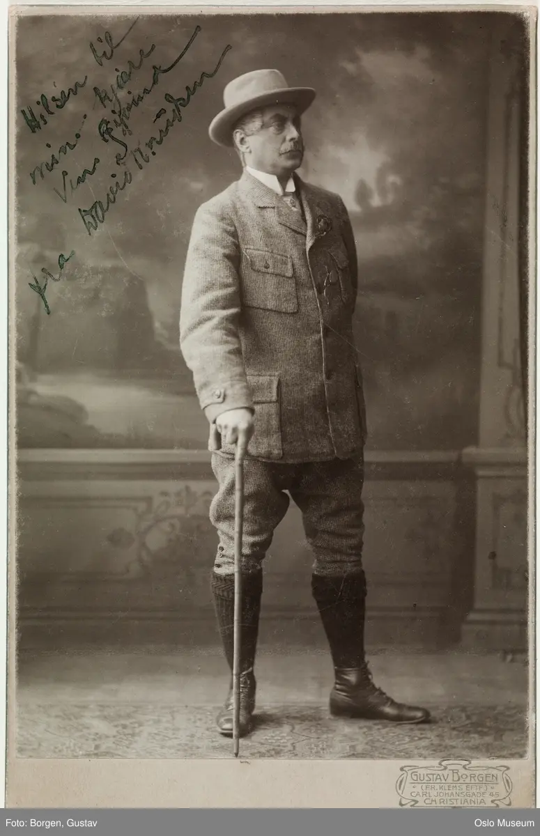 portrett, mann, skuespiller, rollebilde, kammerherren i "Pigernes Alfred", stående helfigur, kostyme
