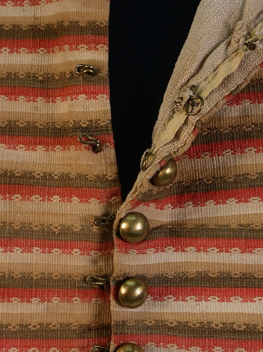 Tvärrandig, röd, brun och beige.