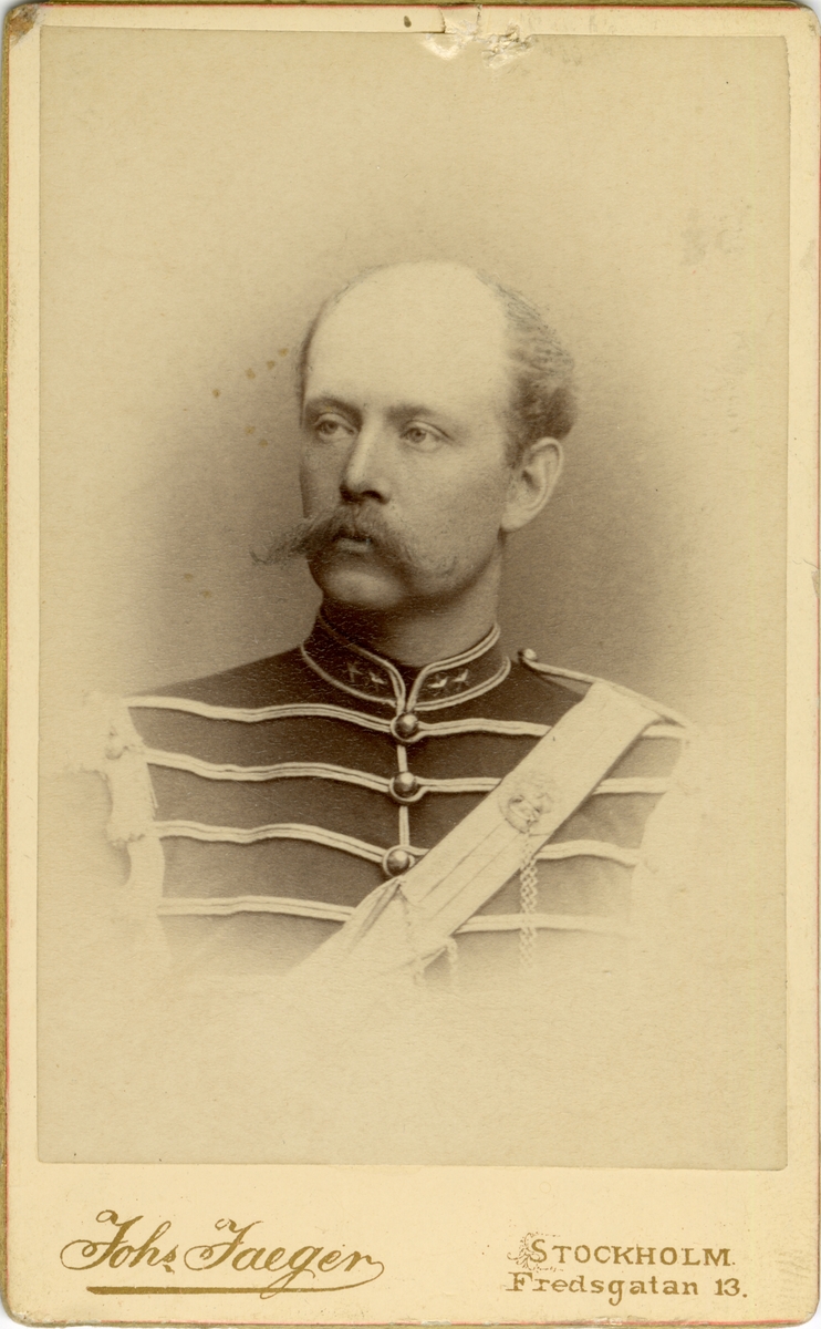 Porträtt av Thorgny de Maré, löjtnant vid Smålands husarregemente K 4.

Se även bild AMA.0021722.