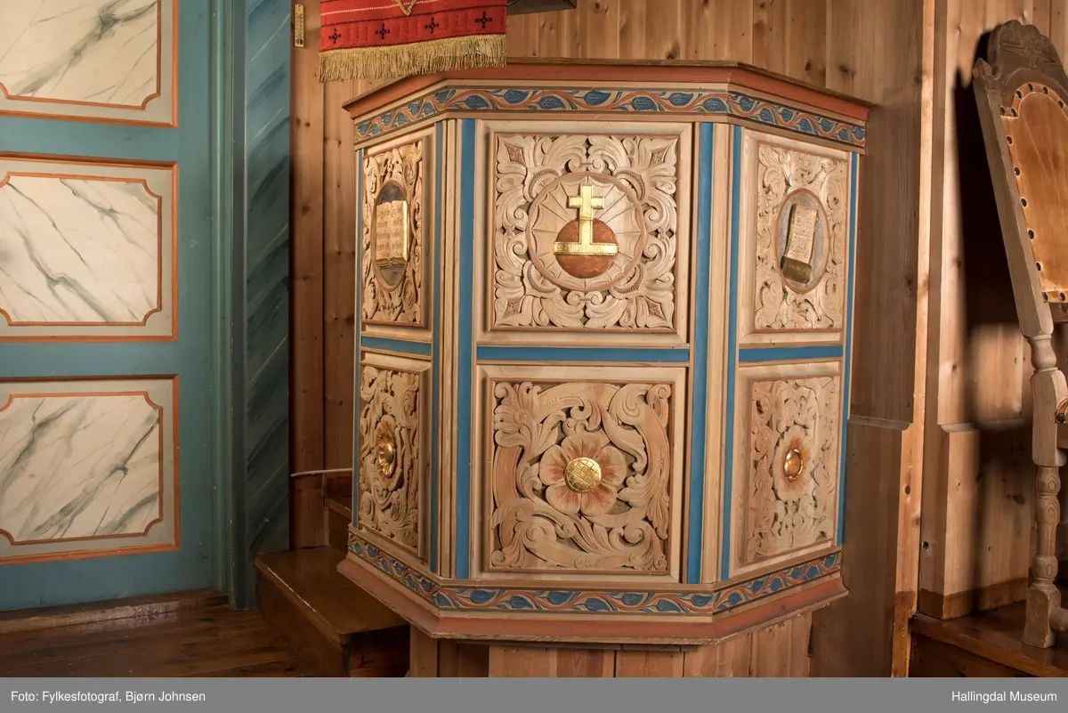 Nes kapell er gravkapellet på Nes kirkegård i Nesbyen i Buskerud fylke. Kapellet er en korskirke som ble oppført i 1953–54. Det er laget som en etterligning av den lokale stavkirken, som ble revet nesten hundre år tidligere. noe eksteriør og interiøret er eksempel på treskjæringer laget av Ole Isakbraaten.